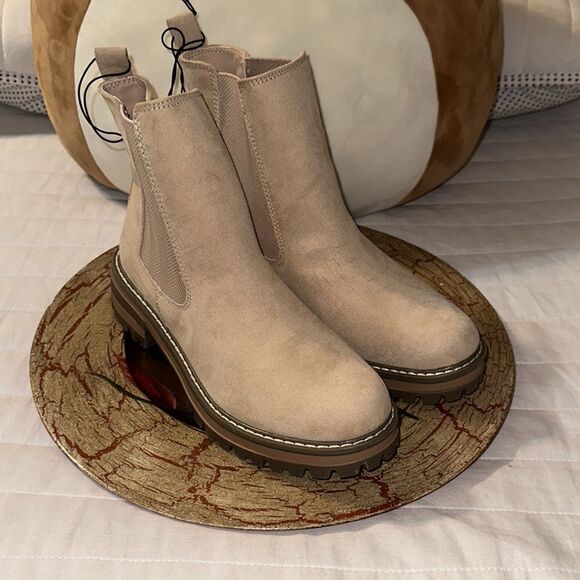 SERRA 8 PUTIAN Ivory Cream Tan Soles Combat Ankle Slip on Boots - Picture 1 of 13
